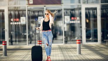 Imagen de referencia de viajera en aeropuerto.