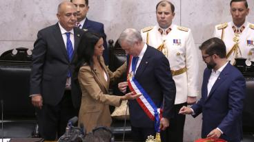 El ultraderechista José Antonio Kast (c) reacciona durante la imposición de la banda presidencial por parte de la nueva presidenta de la cámara alta, la conservadora Paulina Nuñez (ci), en la ceremonia de investidura este miércoles, en Valparaíso (Chile).
