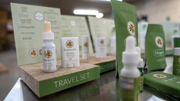 Fotografía de archivo del 2 de diciembre de 2022 que muestra botellas de aceite de cannabidol (CBD) en una planta de procesamiento de la granja Pura Hepworth, en Milton, Nueva York (Estados Unidos).