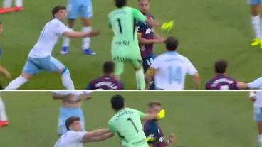 Esteban Andrada golpeando a Jairo Pulido. 