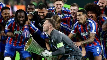 Daniel Muñoz es campeón de la Conference League con el Crystal Palace. 