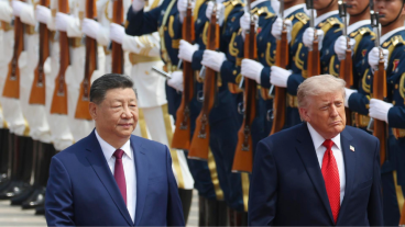 El presidente chino Xi Jinping inspecciona una guardia de honor junto al presidente estadounidense Donald Trump durante una ceremonia de bienvenida en el Gran Salón del Pueblo en Pekín, China, este jueves.