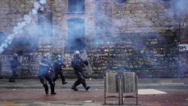 Miembros del ESMAD enfrentan manifestantes al finalizar una nueva jornada de movilizaciones hoy, en el centro de Bogotá (Colombia). 