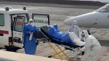 Fotografía publicada en la red social X por el director General de la Organización Mundial de la Salud (OMS), Tedros Adhanom, de la evacuación de tres pacientes sospechosos de casos de hantavirus del barco para recibir atención médica en los Países Bajos en coordinación con el operador del barco y las autoridades nacionales de Cabo Verde, el Reino Unido, España y los Países Bajos. 