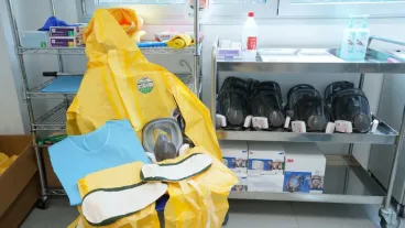 Equipamiento de protección del personal sanitario de la Unidad de Aislamiento y Tratamiento de Alto Nivel del Hospital Universitario de La Candelaria en Santa Cruz de Tenerife.