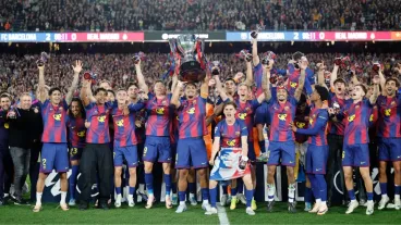  Los jugadores del FC Barcelona celebran el título de Liga con el trofeo al finalizar el encuentro correspondiente a la jornada 35 de LaLiga que FC Barcelona y Real Madrid disputaron este domingo en el Camp Nou, en Barcelona. 