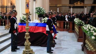 Integrantes del Batallón de la Guardia Presidencial acompañan el féretro del exvicepresidente colombiano Germán Vargas Lleras este lunes, en la Catedral Primada, en Bogotá (Colombia). Vargas Lleras murió a los 64 años de edad a consecuencia de un tumor cerebral. 