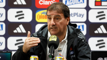 El seleccionador de Colombia, Néstor Lorenzo, habla durante una rueda de prensa donde dio a conocer la prelista de 55 jugadores de la que en unas semanas saldrán los 26 futbolistas que finalmente participarán en el Mundial 2026 este jueves, en Bogotá (Colombia). 