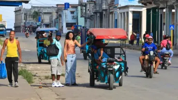 Personas hablan en una calle este jueves en La Habana (Cuba). Cuba vive una grave crisis energética desde mediados de 2024, agravada desde enero por el asedio petrolero de EE.UU., una medida calificada por Naciones Unidas como contraria al derecho internacional y que ha ocasionado una parada casi total de su economía. 