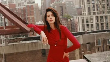 Anne Hathaway reveló que estuvo casi ciega de un ojo durante diez años