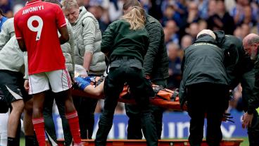 Jesse Derry, jugador del Chelsea que salió lesionado. 
