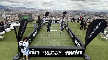 Juegan un partido de fútbol a 196 metros de altura en la Torre Colpatria de Bogotá 