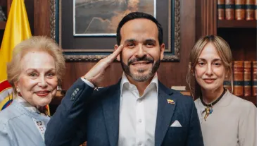 Abelardo de la Espriella junto a Silvia Tcherassi y Vera Tcherassi