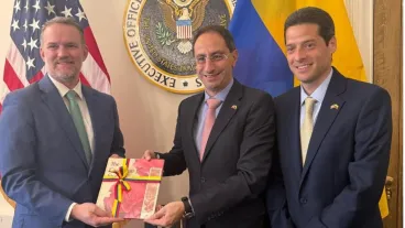 Estos son los libros que José Manuel Restrepo regaló en Washington