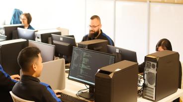 Joven tomando un curso virtual del SENA desde su hogar