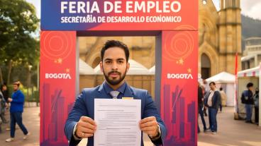 Personas participando en una feria de empleo en Bogotá