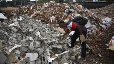 Entre los escombros del terremoto en Cali, familias buscan recuerdos de sus vidas