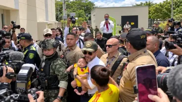 Abelardo cargando un bebe