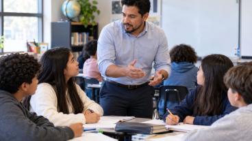 Docente latinoamericano durante una clase en una escuela pública de Estados Unidos