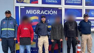 uncionarios de Migración Colombia durante procedimiento de control migratorio