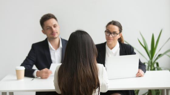 Imagen de referencia de persona en entrevista de trabajo.