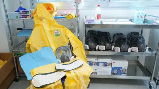 Equipamiento de protección del personal sanitario de la Unidad de Aislamiento y Tratamiento de Alto Nivel del Hospital Universitario de La Candelaria en Santa Cruz de Tenerife.