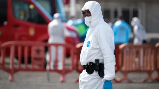 Continúa el desembarco en el puerto de Granadilla de Abona (Tenerife) de los pasajeros que iban a bordo del crucero MV Hontius, bajo supervisión de la Unidad Militar de Emergncias (UME) y el servicio de Sanidad Exterior del Ministerio español de Sanidad (al fondo) y de agentes de la Guardia Civil (en primer plano). 