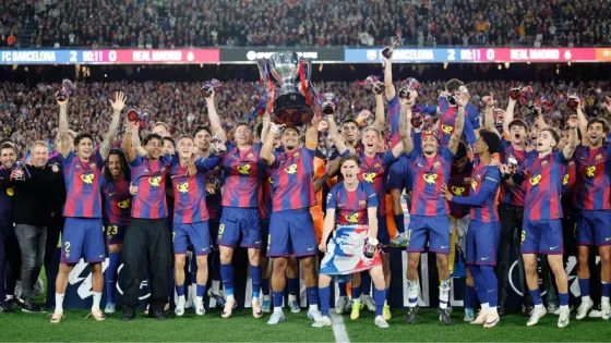  Los jugadores del FC Barcelona celebran el título de Liga con el trofeo al finalizar el encuentro correspondiente a la jornada 35 de LaLiga que FC Barcelona y Real Madrid disputaron este domingo en el Camp Nou, en Barcelona. 