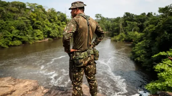 Fotografía de archivo del 05 de septiembre de 2019 que muestra a un soldado del ejercito brasileño durante una ronda en la Amazonía, en Apuí (Brasil). 