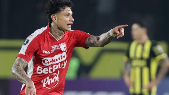 Santa Fe ante Peñarol como visitante en Copa Libertadores. 