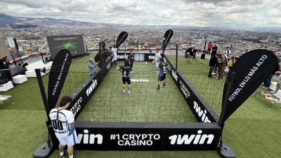 Juegan un partido de fútbol a 196 metros de altura en la Torre Colpatria de Bogotá 