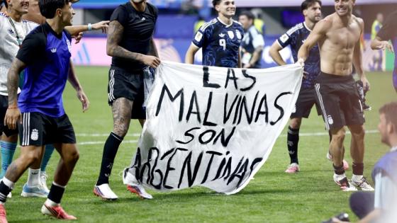 Reino Unido pide a la FIFA investigar a Argentina por pancarta sobre las Malvinas
