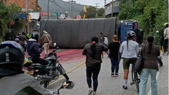 Volcamiento de camión en La Calera