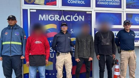 uncionarios de Migración Colombia durante procedimiento de control migratorio