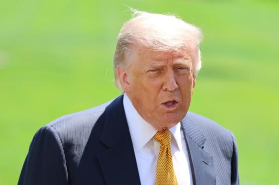 El presidente de Estados Unidos, Donald Trump, habla en una rueda de prensa previo a su viaje a Pekín para reunirse con su homólogo de China, Xi Jinping, este martes en Washington (Estados Unidos).