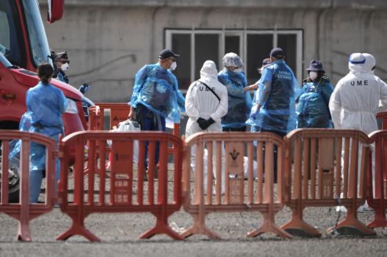 Continúa el desembarco en el puerto de Granadilla de Abona (Tenerife) de los pasajeros que iban a bordo del crucero MV Hontius, bajo supervisión de la Unidad Militar de Emergncias (UME) y el servicio de Sanidad Exterior del Ministerio español de Sanidad.