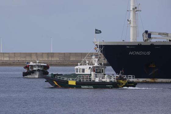 El dispositivo sanitario organizado por el Gobierno de España y la Organización Mundial de la Salud (OMS) en el puerto de Granadilla de Abona (Tenerife) se prepara para comenzar a desembarcar al pasaje del crucero neerlandés MV Hondius, que sufrió un brote de hantavirus mientras navegaba por el Atlántico Sur.
