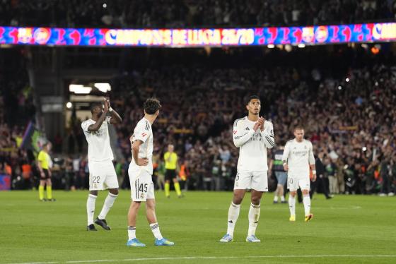 El Barcelona logró este domingo su segunda Liga consecutiva, también la segunda de la era Flick y la primera conquistada en un clásico contra el Real Madrid, que puso fin en el Spotify Camp Nou (2-0) a una semana convulsa y prácticamente a la temporada, la segunda seguida que completará sin levantar un título.  Fue la vigésimo novena del conjunto azulgrana, lograda ante un Madrid en depresión que se presentó a la cita con ocho bajas, la última la de Huijsen, quien se sintió indispuesto en el calentamiento. 