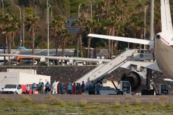  Los catorce pasajeros españoles que iban a bordo del crucero que ha sufrido un brote de hantavirus durante su travesía por el Atlántico Sur, el MV Hondius, han embarcado en el aeropuerto de Tenerife Sur en el avión del Ejército del Aire que los trasladará a Madrid, para iniciar un periodo de cuarentena en el Hospital Gómez Ulla.