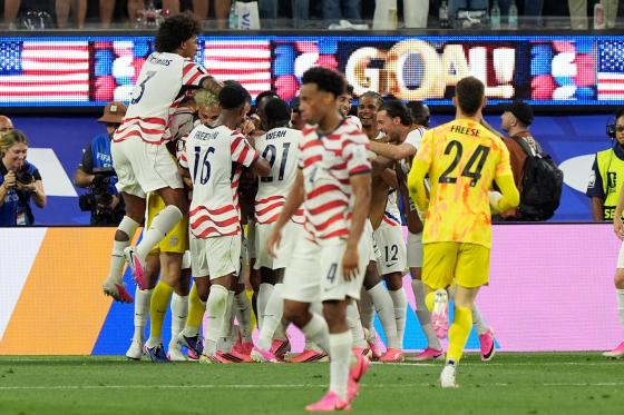 Los jugadores de Estados Unidos usaron guayos rosados en su debut. 