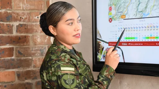 mujer operadora drones - Ejército