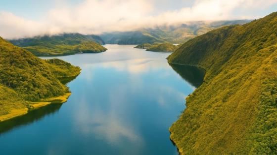 Embalse de Chuza con altos niveles de agua, crucial para Bogotá.